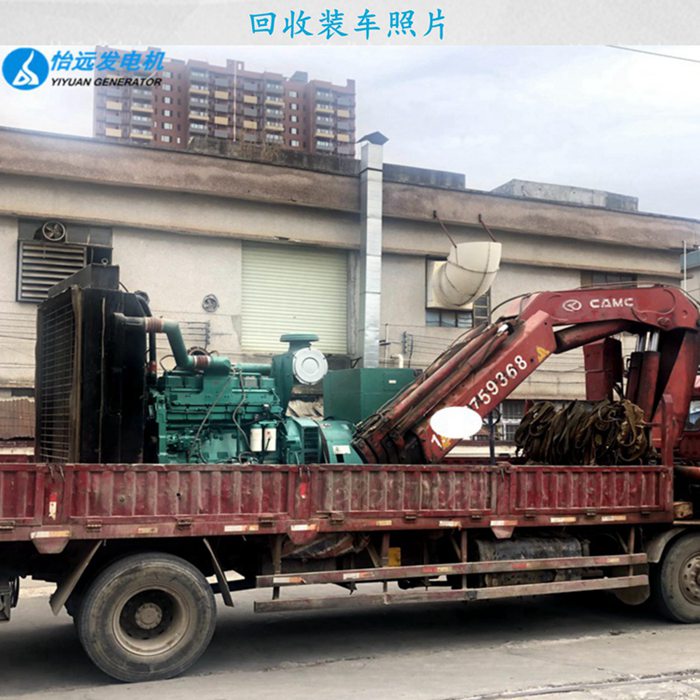 二手康明斯550千瓦發(fā)電機(jī)回收現(xiàn)場(chǎng)